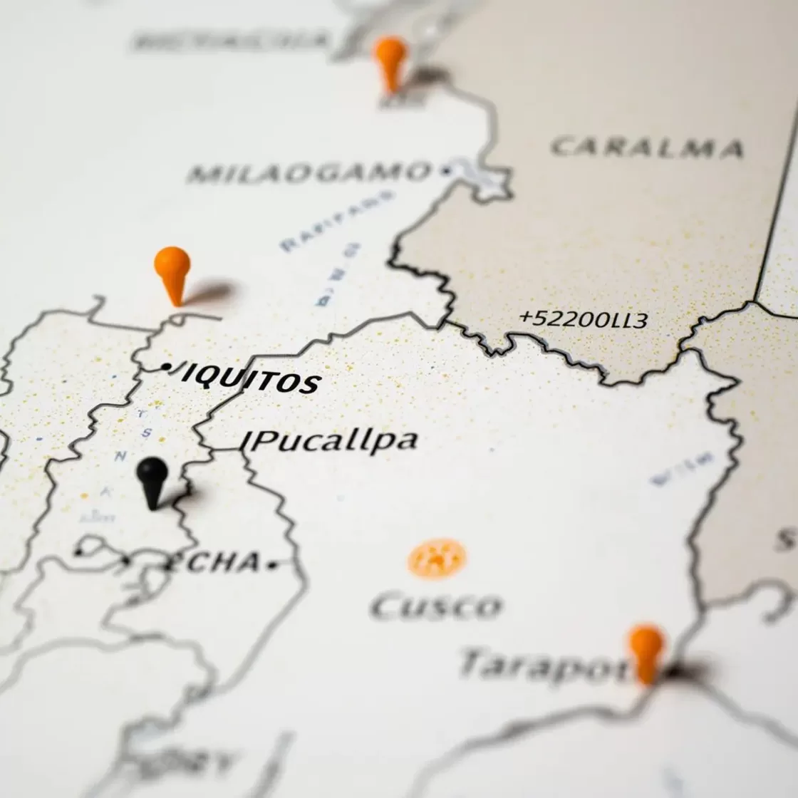 Карта Перу с отмеченными Икитос Пукальпа Куско Тарапото и иконкой весов правосудия — нейтральная инфографика к теме аяуаска и закон